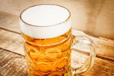 ahşap bir masa üzerinde lezzetli bira
