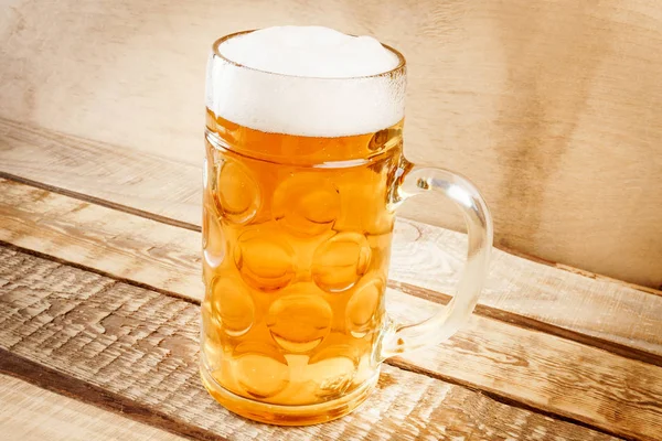 ahşap bir masa üzerinde lezzetli bira