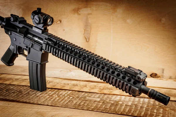Rifle de assalto em uma mesa de madeira — Fotografia de Stock