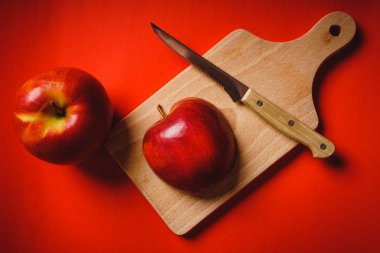 Bir tablo üzerinde kurulu doğranan kırmızı elmalar