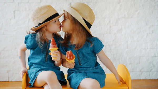 Küçük kızlar kendilerini öp ve yaz için bekleyin — Stok fotoğraf