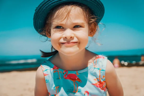 Sahilde küçük bir kızın portresi. — Stok fotoğraf