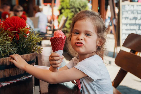 Küçük kız dondurma restoranda yemek — Stok fotoğraf