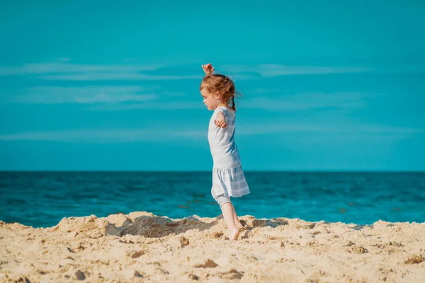 Kleines süßes Mädchen spaziert am Strand — Stockfoto