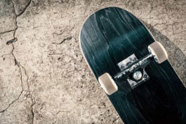 Skatepark, beton zemin üzerinde kaykay