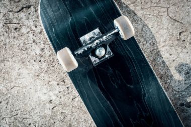 Skatepark, beton zemin üzerinde kaykay