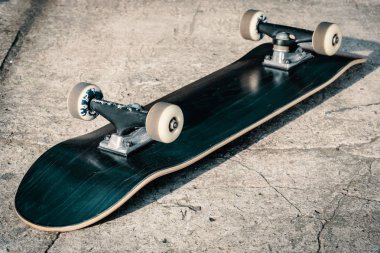Skatepark, beton zemin üzerinde kaykay
