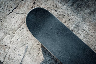 Skatepark, beton zemin üzerinde kaykay