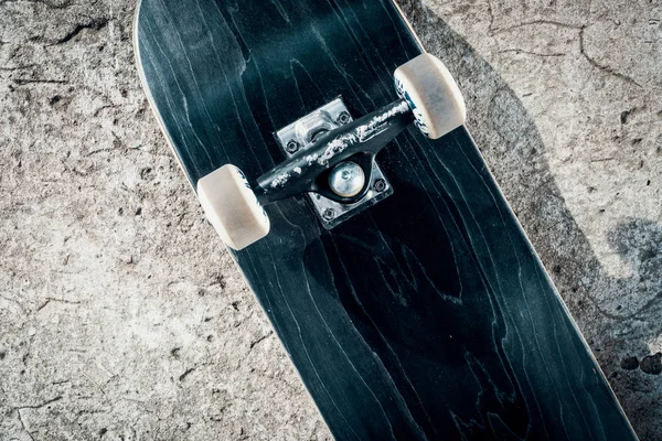 Skate no piso de concreto no parque de skate — Fotografia de Stock