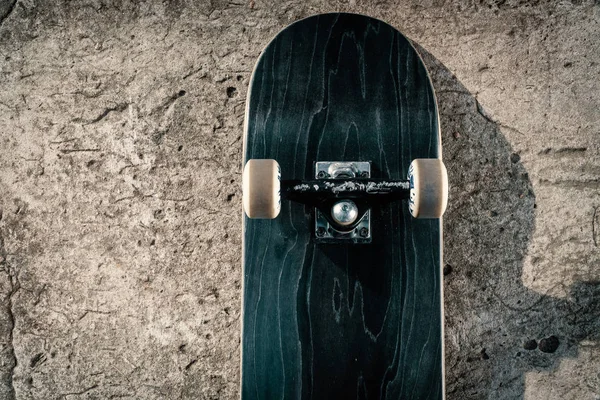 Скейтборд на бетонном полу в скейтпарке — стоковое фото