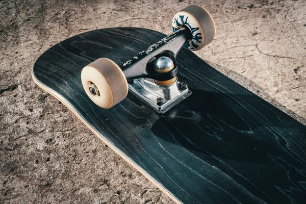 Скейтборд на бетонном полу в скейтпарке — стоковое фото