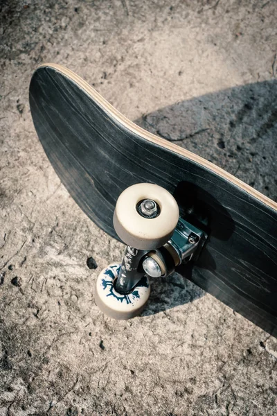 Σκέιτμπορντ σε τσιμεντένιο πάτωμα στο skatepark — Φωτογραφία Αρχείου