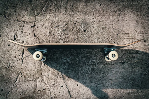 Skateboard op betonnen vloer in skatepark — Stockfoto