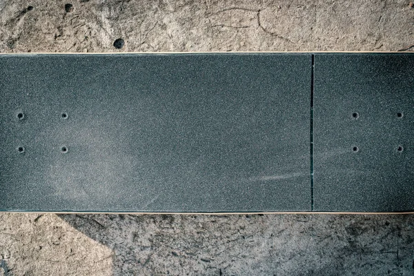 Skateboard op betonnen vloer in skatepark — Stockfoto