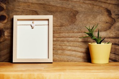 bir kontrplak duvar ahşap bir raf boş çerçeve