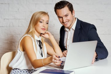 erkek ve kadın ofiste iş hakkında konuşmak