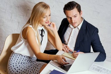 erkek ve kadın ofiste birlikte çalışır