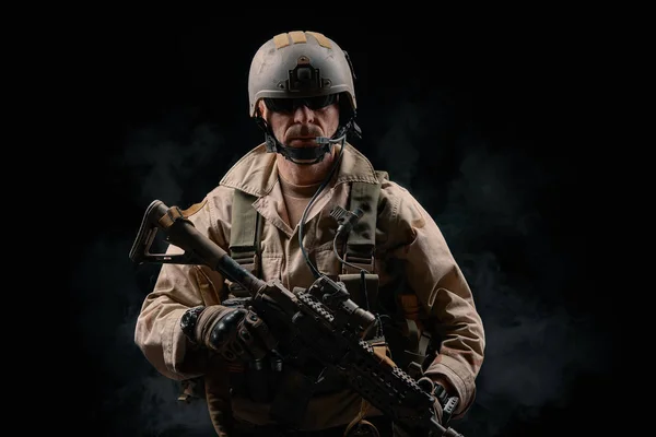 Soldat der Spezialeinheit mit Helm hält ein Gewehr in der Hand — Stockfoto