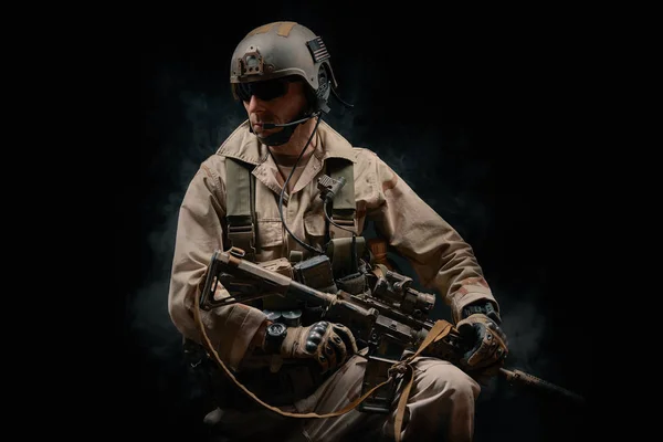 Soldado de forças especiais com um rifle olha em volta — Fotografia de Stock