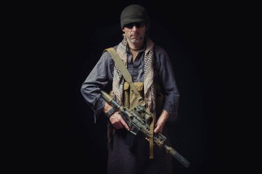 Amerikan özel kuvvetlerinin Afgan giysili asker tutuyor 