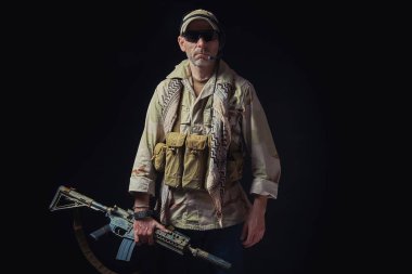 Afganistan'daki Amerikan özel kuvvetlerinin asker tüfeği tutan