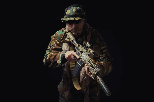 Soldat der amerikanischen Spezialeinheiten mit Gewehr schaut sich um — Stockfoto