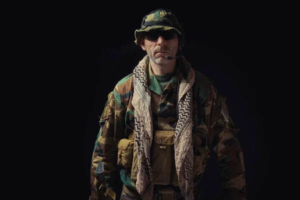 Солдат американского спецназа на черном фоне — стоковое фото