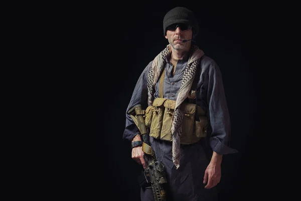 Солдат американского спецназа в афганской одежде держит — стоковое фото
