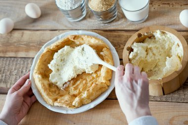 kadın lezzetli kek üzerine krema koyar