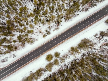 orman yolu kış görünümünde yukarıdan