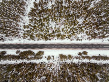 orman yolu kış görünümünde yukarıdan