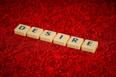 parlak kumaş güzel bir kırmızı zemin üzerine arzu kelime