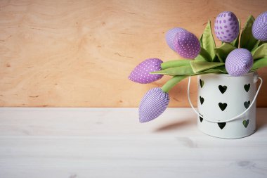 yapay Lale ahşap bir masa üzerinde bir buket ile dekorasyon