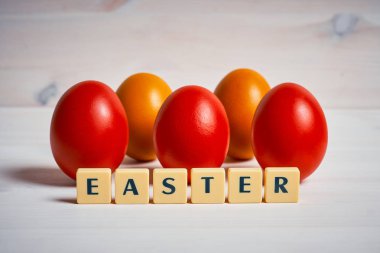 Paskalya dekorasyon renkli yumurta ve metin ile birlikte