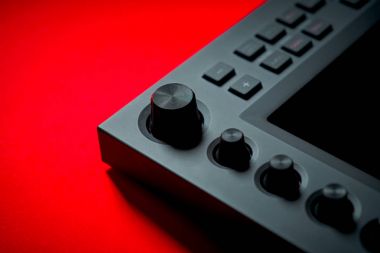 müzik aleti, kırmızı bir arka plan üzerinde örnekleyici
