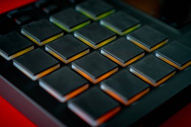 müzik aleti, kırmızı bir arka plan üzerinde örnekleyici