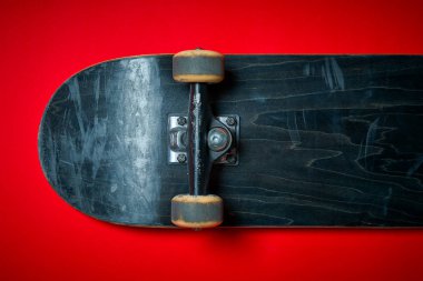 kaykay kırmızı bir arka plan üzerinde kullanılan