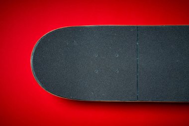 kaykay kırmızı bir arka plan üzerinde kullanılan