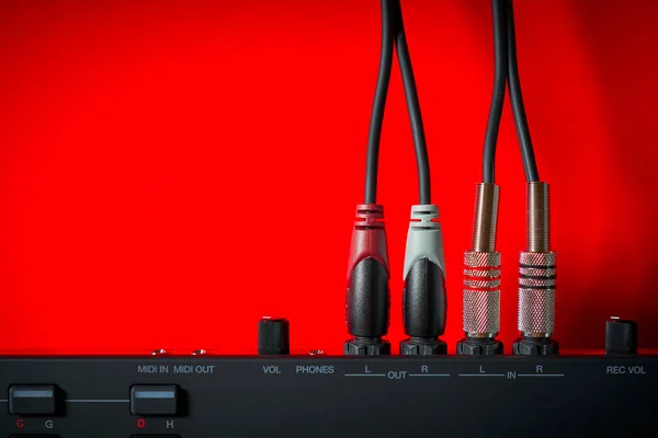 Инструмент и провода на красном фоне — стоковое фото