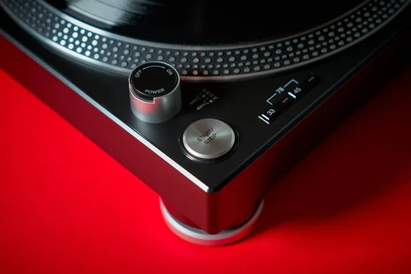 Nowoczesny, czarny gramofonu na czerwonym tle — Zdjęcie stockowe