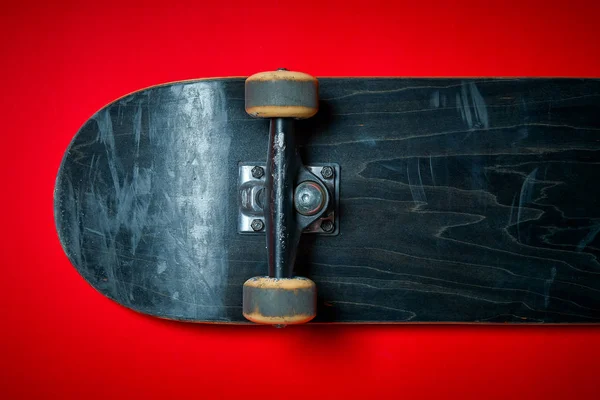 kaykay kırmızı bir arka plan üzerinde kullanılan