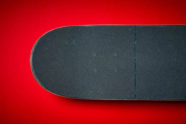 Skateboard d'occasion sur fond rouge — Photo