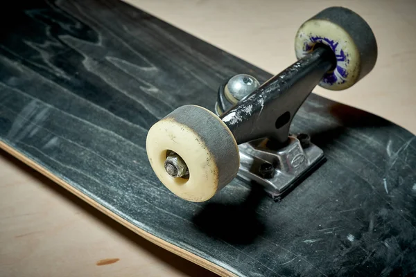 Использованный скейтборд на деревянном фоне — стоковое фото