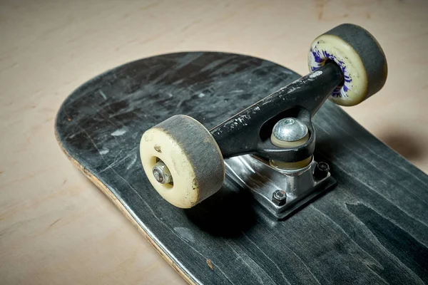 Skateboard d'occasion sur un fond en bois — Photo