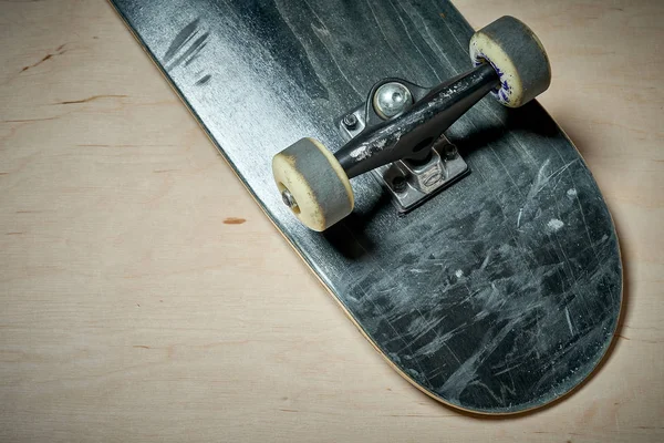 Používá skateboard na dřevěné pozadí — Stock fotografie