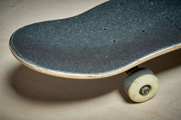 Skateboard d'occasion sur un fond en bois — Photo