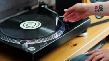 kadın pikap alır Lp döner ve müzik biter