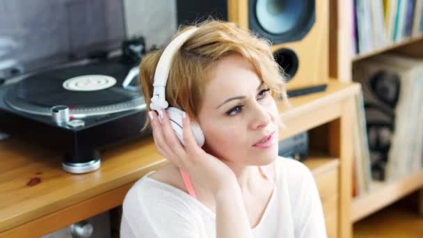 Hermosa Mujer Sentada Junto Tocadiscos Con Auriculares Cabeza Escucha Música — Vídeo de stock