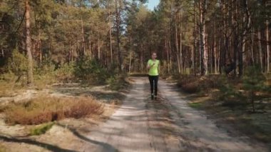 Spor kıyafeti kadında bir güzel yaz orman yoluyla çalışır