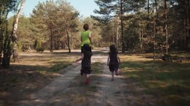 Madre Dos Hijas Vestidos Están Corriendo Bosque Verano — Vídeo de stock